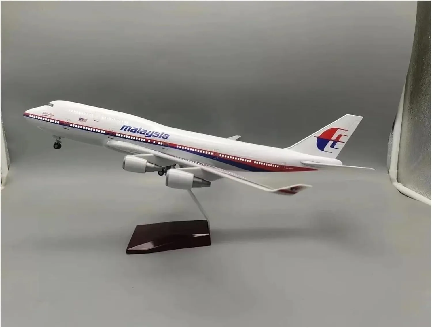 1 150 Scale for Boeing 747 Malaysia Aircraft Model Die-Casting Machine Souvenir Decoration Collected Static Aircraft Miniatures Toy's Set(with Light)
