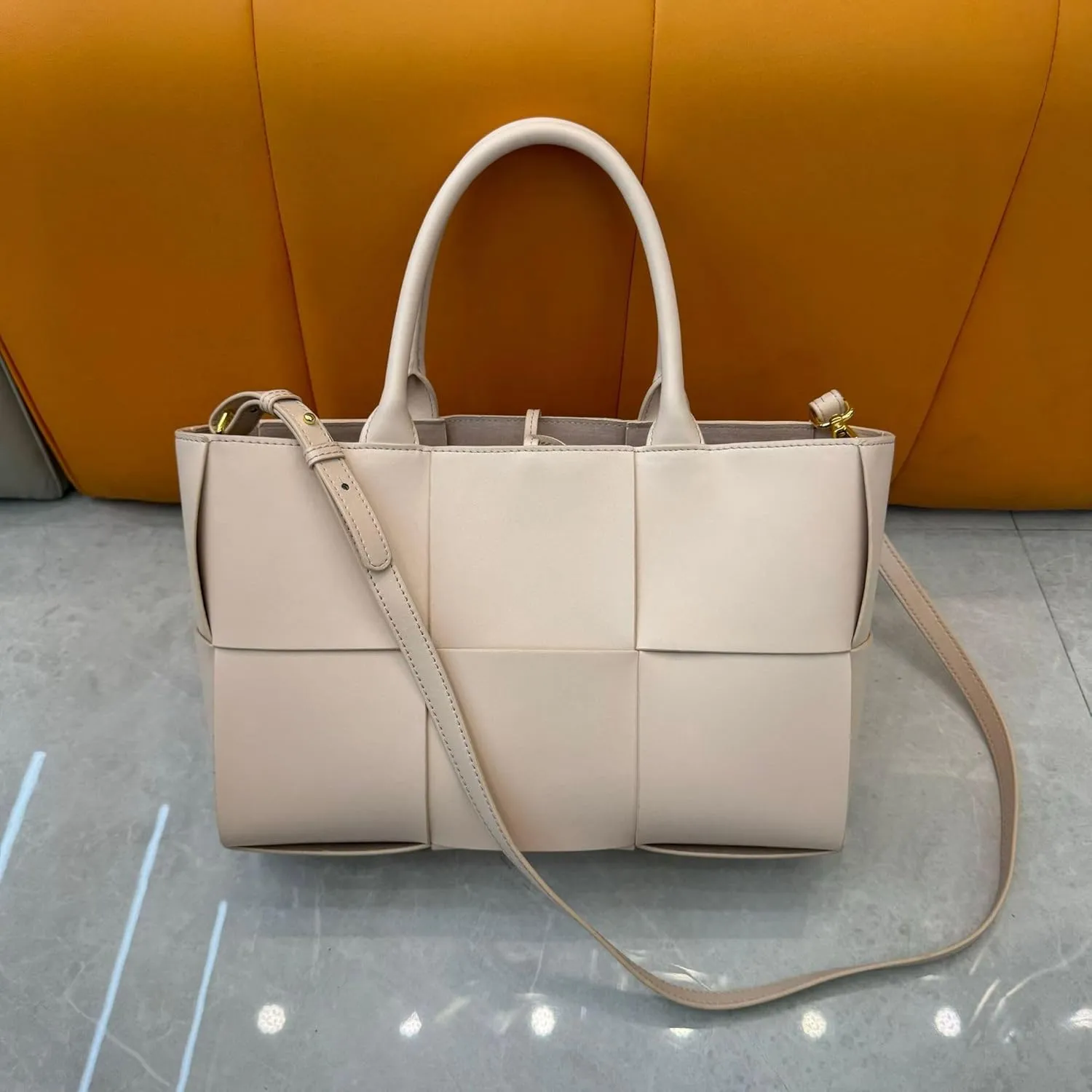 Elegant Cowhide Leather Hand Woven Tote Handbag – Large Shoulder Bag for Commuting