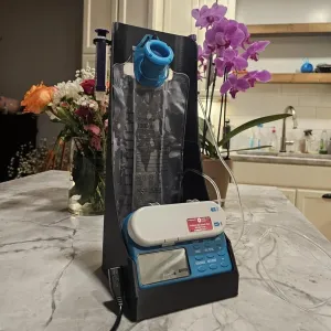 G-Tube Feeding Pump Holder – Angled Screen Stand, Removable Strap & Hook, Compatible with 500 ml & 1200 ml Bags, Portable G Tube Accessories (500ml)