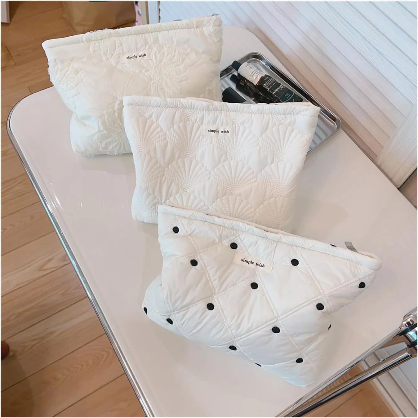 uekeboag White Quilted Cotton Makeup Pouch,Coquette Quilted Toiletry Bag for Women and Girls, Floral Coquette Organizer Bag, Aesthetic Travel Cosmetic Bags(01White Dots)