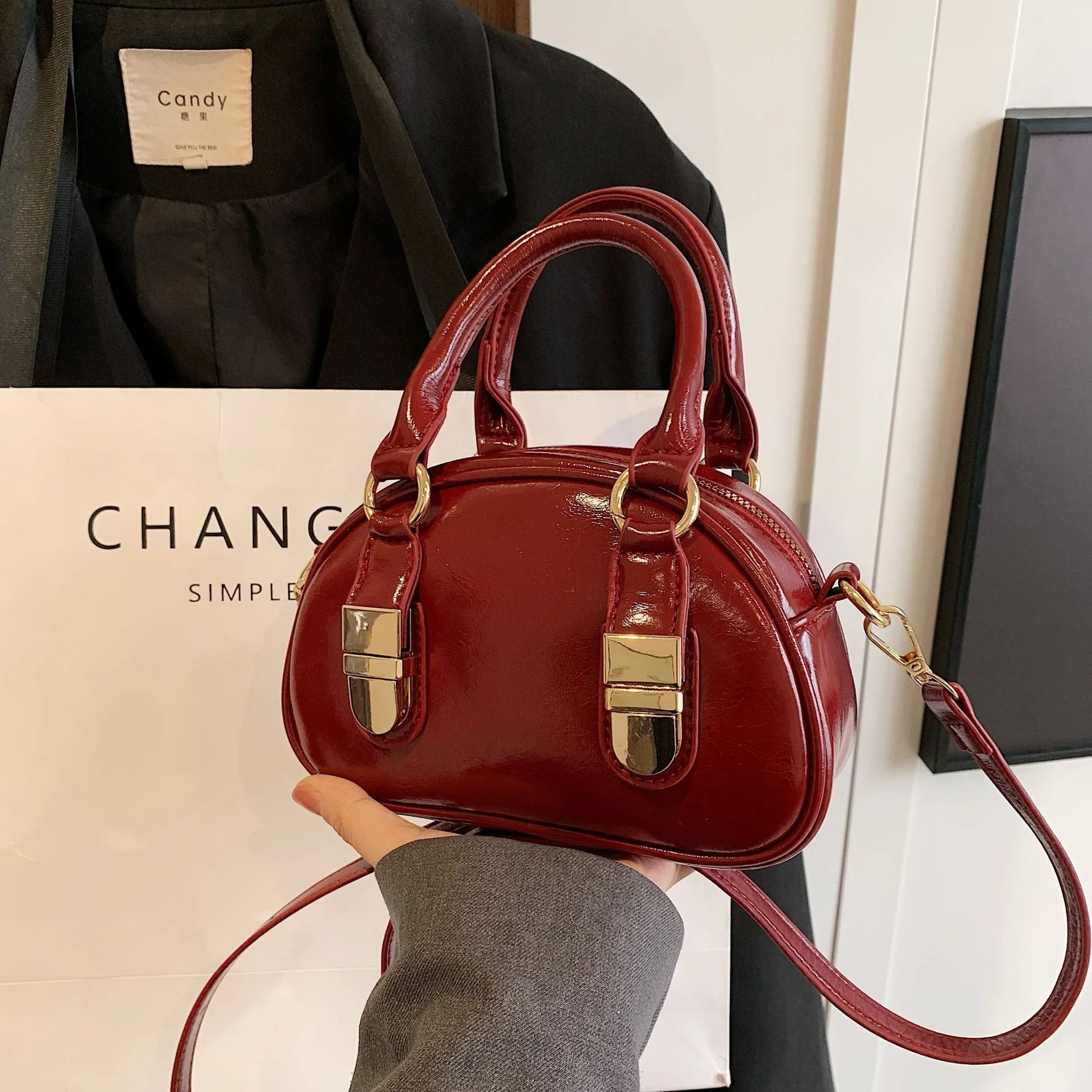 Women's Spring Retro Easy Matching Portable Crossbody Bags