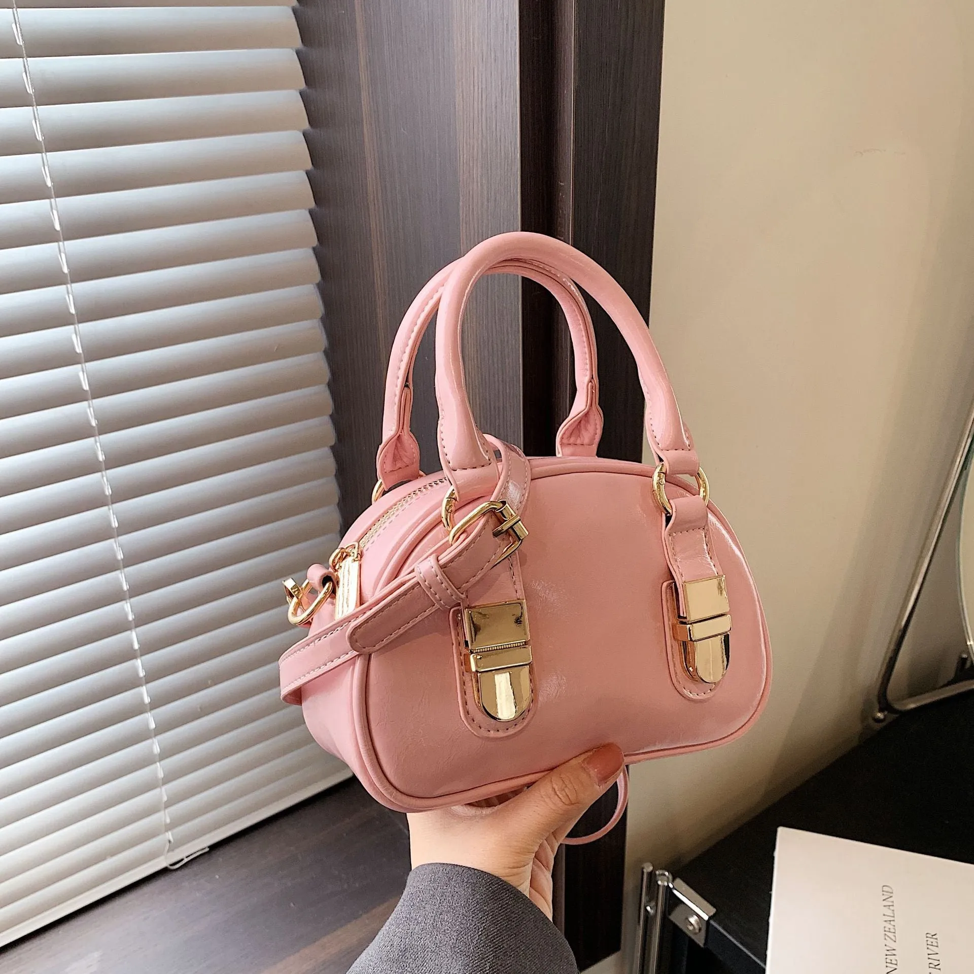 Women's Spring Retro Easy Matching Portable Crossbody Bags