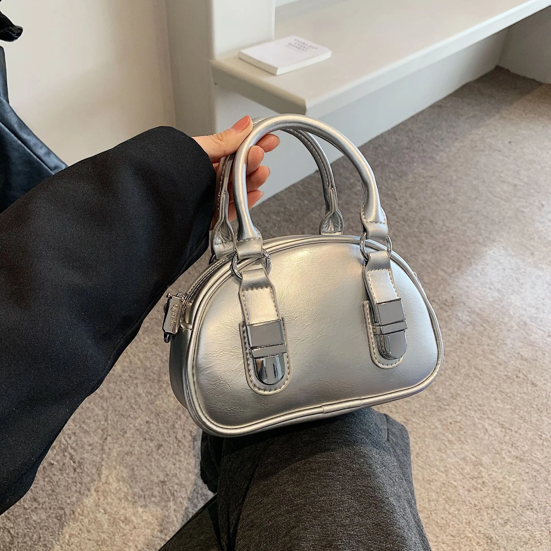 Women's Spring Retro Easy Matching Portable Crossbody Bags